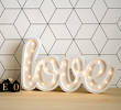 Nocna lampka Love z drewna - Drewniana lampka Love biała